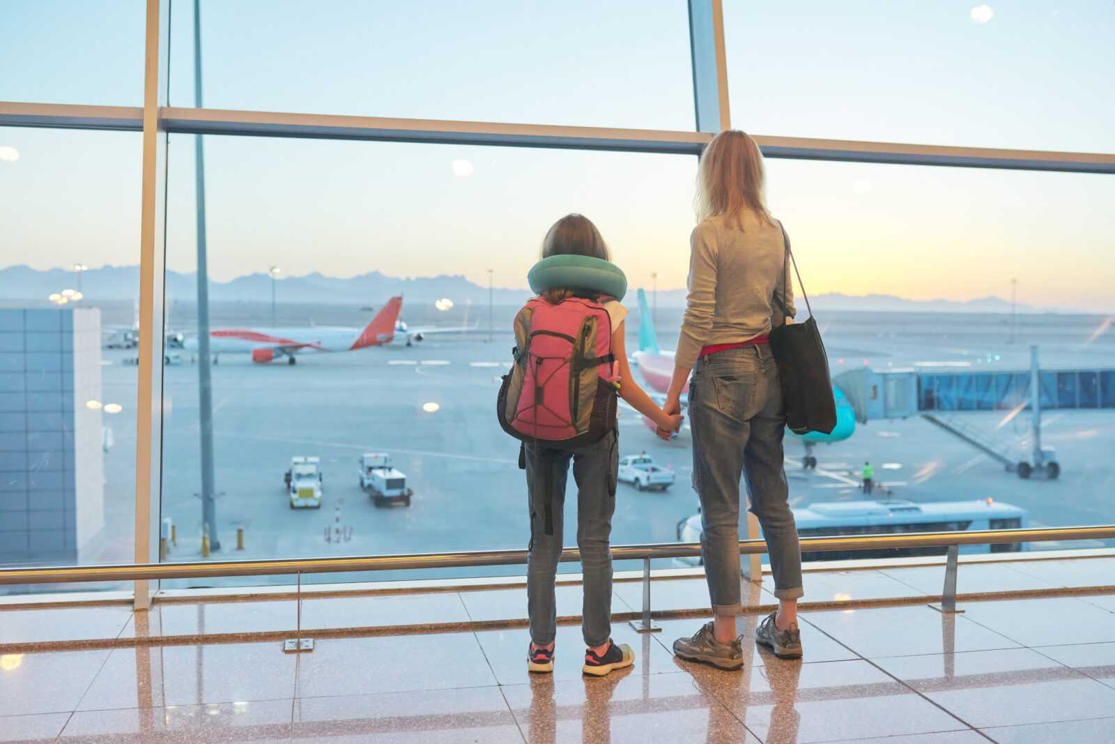 airport-passengers-family-mother-and-daughter-chil-2026-03-17-00-24-09-utc